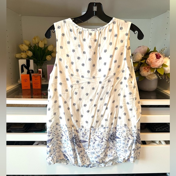 Old Navy sleeveless V-neck top - blue and white Lightweight for summer - Picture 5 of 8